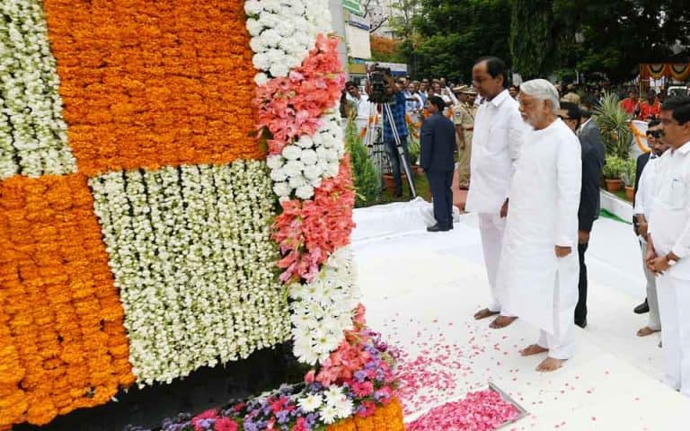 Cm Sri Kcr Paying Floral Tributes To Telangana Martyrs At Gun Park 02 06 2018.jpg