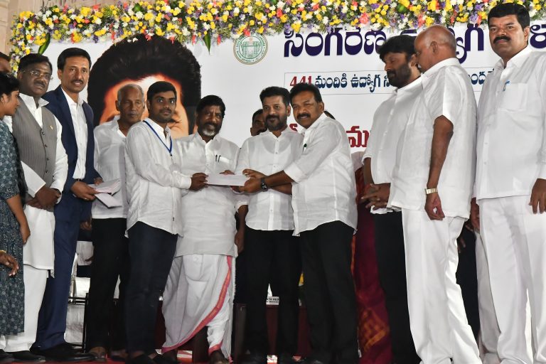 Cm Revanth Reddy Handing Over Appointment Orders To 441 Selected Candidates In Sccl 07 02 2024 (4)