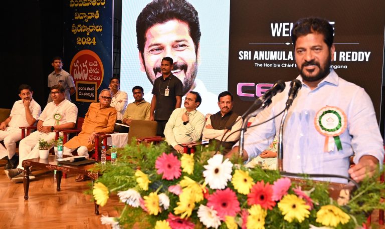 Cm Revanth Reddy Presented Awards To The Meritorious Students From Government Schools 10 06 2024 (1)
