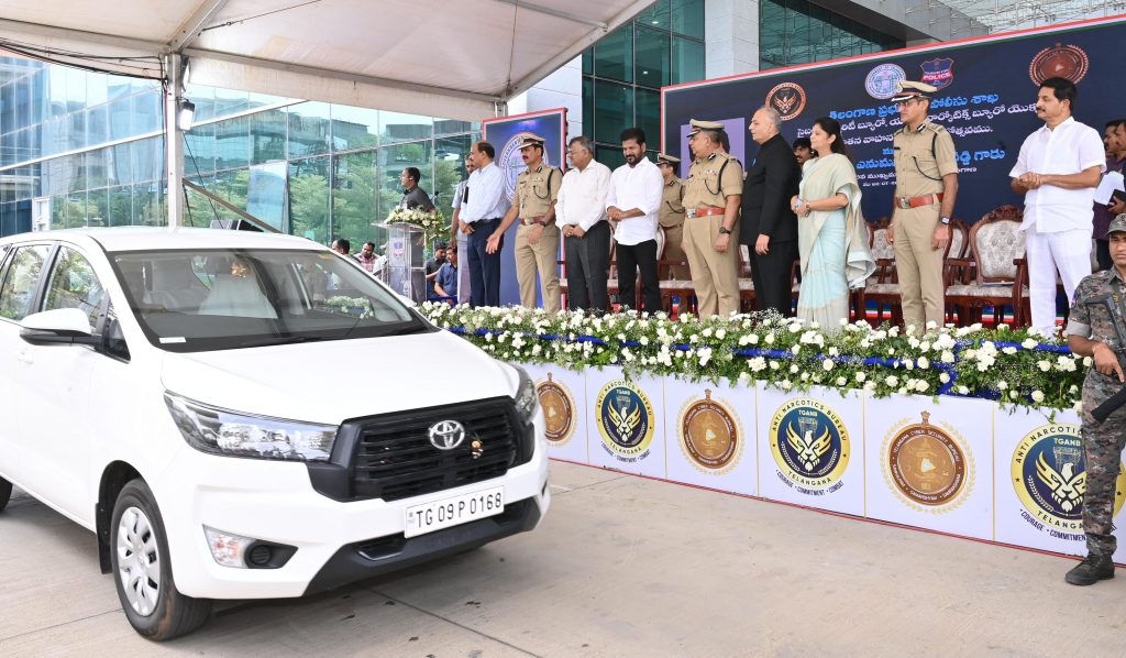 Cm Revanth Reddy Flagged Off The New Vehicles Of Telangana Anti Narcotics And Telangana Cyber Security Bureau At Command And Control Centre In Hyderabad 02 07 2024 1 2