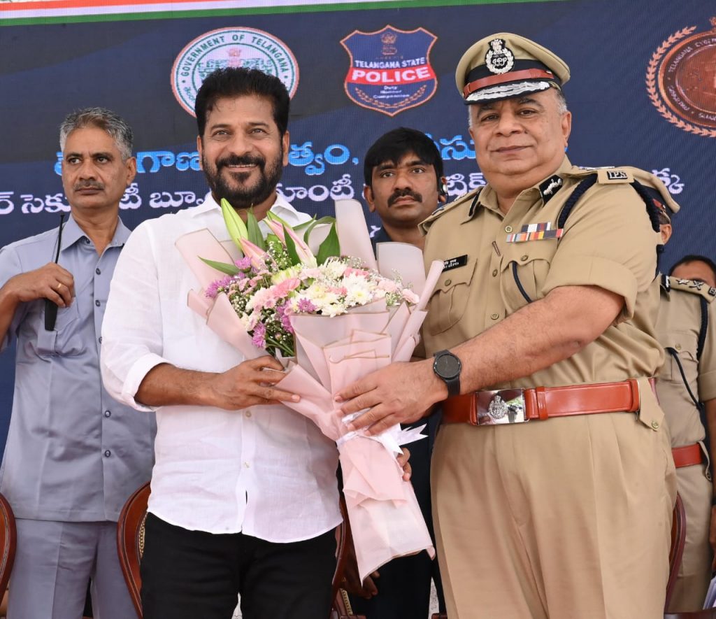 Cm Revanth Reddy Flagged Off The New Vehicles Of Telangana Anti Narcotics And Telangana Cyber Security Bureau At Command And Control Centre In Hyderabad 02 07 2024 2