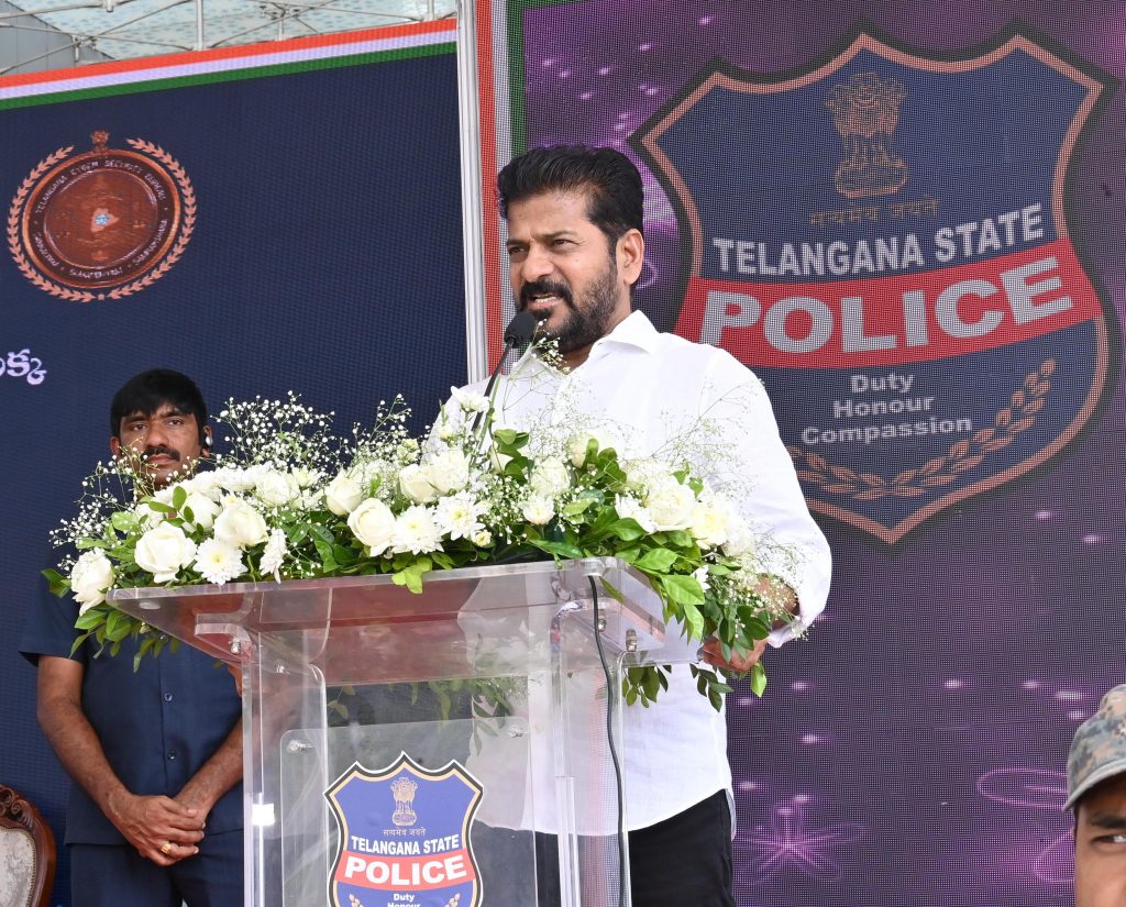 Cm Revanth Reddy Flagged Off The New Vehicles Of Telangana Anti Narcotics And Telangana Cyber Security Bureau At Command And Control Centre In Hyderabad 02 07 2024 6