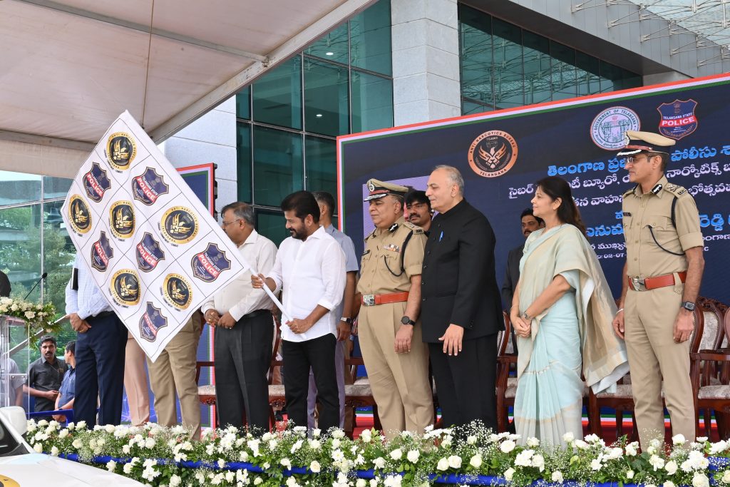Cm Revanth Reddy Flagged Off The New Vehicles Of Telangana Anti Narcotics And Telangana Cyber Security Bureau At Command And Control Centre In Hyderabad 02 07 2024 (7)