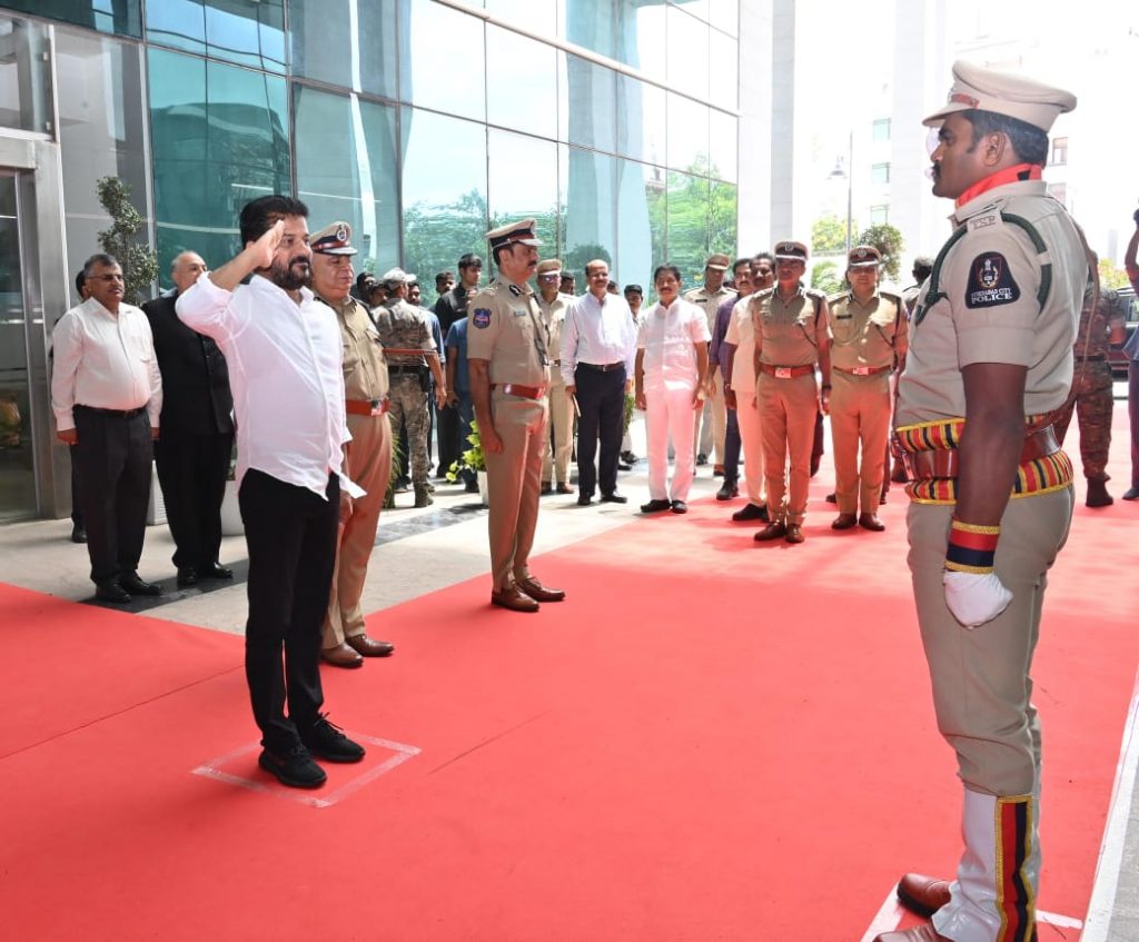 Cm Revanth Reddy Flagged Off The New Vehicles Of Telangana Anti Narcotics And Telangana Cyber Security Bureau At Command And Control Centre In Hyderabad 02 07 2024 8