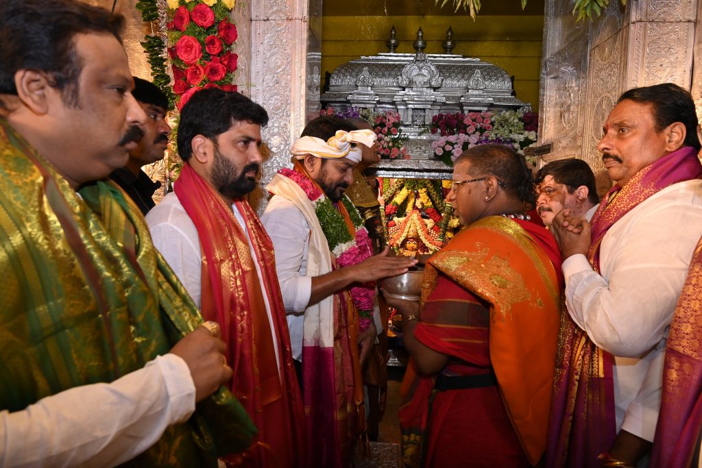 Cm Sri Revanth Reddy Visited Sri Ujjaini Mahankali Ammavaru 21 07 2024 4