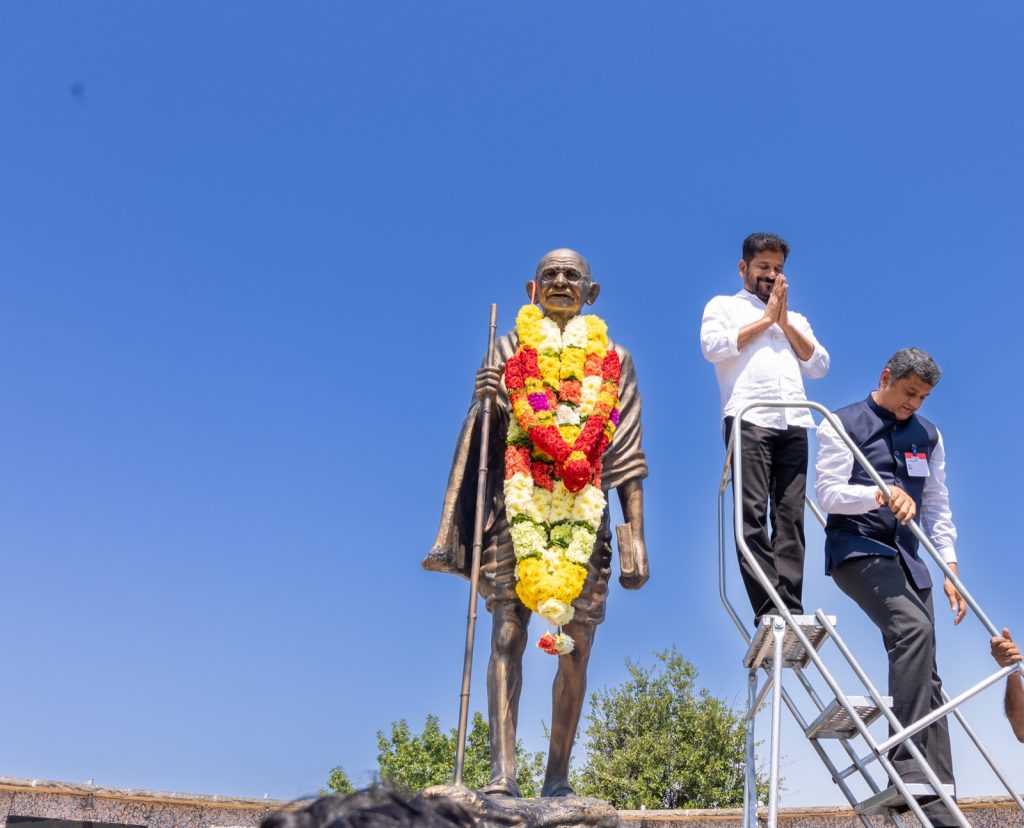 Cm A Revanth Reddy Paid Homage To Mahatma Gandhi Statue In Dallas Texas Us 2