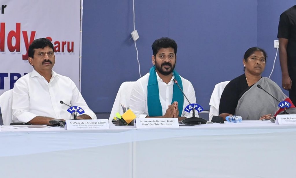 Cm Revanth Reddy Reviewed On The Rains Situation At Mahabubabad District Collectorate 03 09 2024 (2)