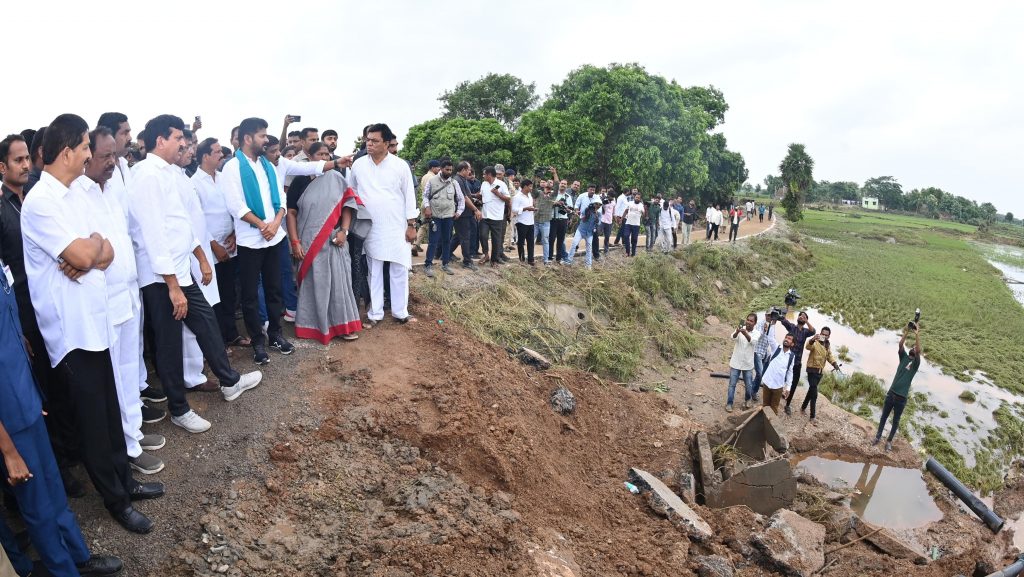 Cm Revanth Reddy Reviewed On The Rains Situation At Mahabubabad District Collectorate 03 09 2024 5