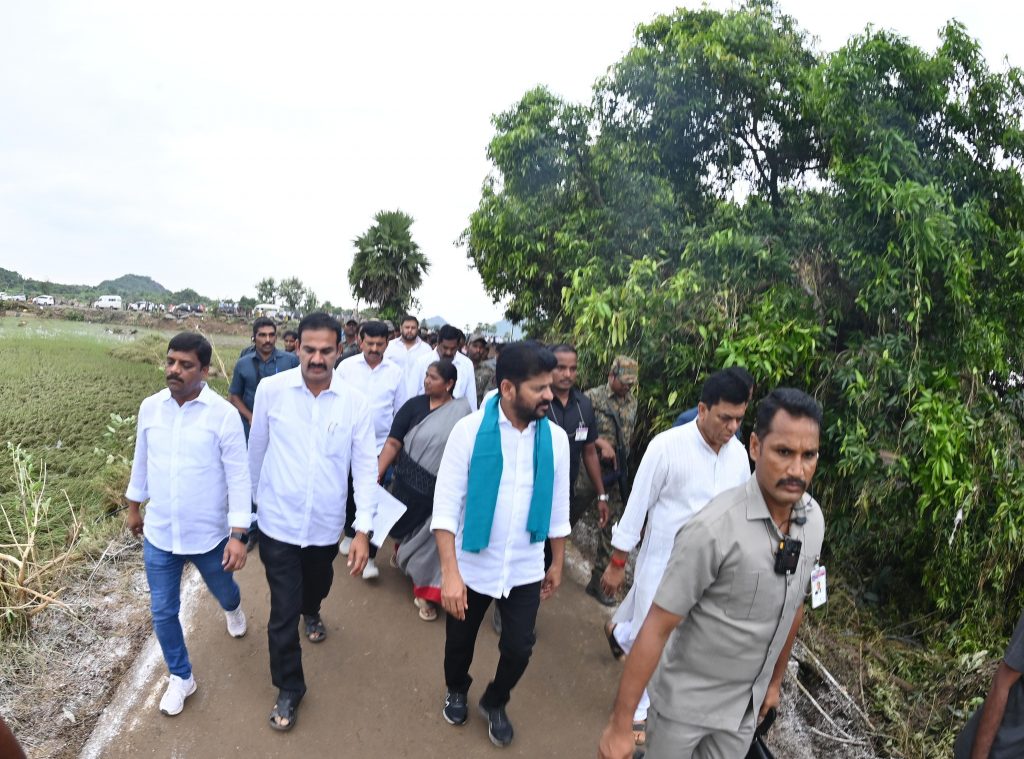 Cm Revanth Reddy Reviewed On The Rains Situation At Mahabubabad District Collectorate 03 09 2024 7