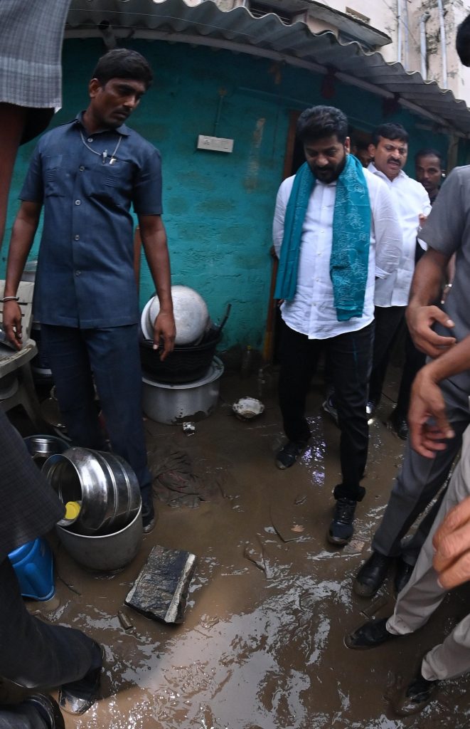 Cm Revanth Reddy Visit To Flood Hit Areas In Suryapet And Khammam 02 09 2024 (12)