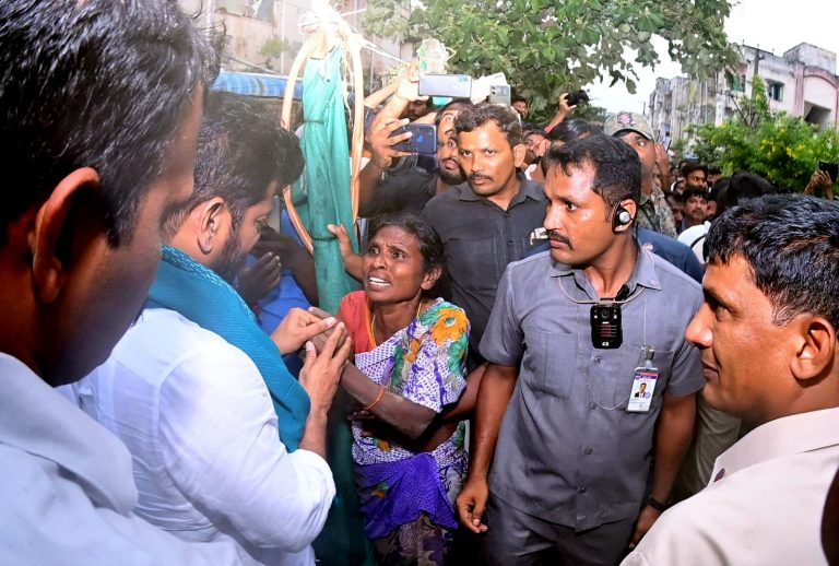 Cm Revanth Reddy Visit To Flood Hit Areas In Suryapet And Khammam 02 09 2024 (28)