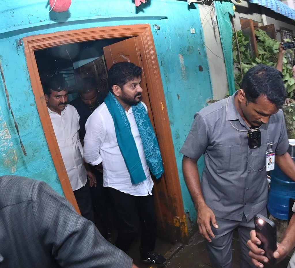 Cm Revanth Reddy Visit To Flood Hit Areas In Suryapet And Khammam 02 09 2024 (29)