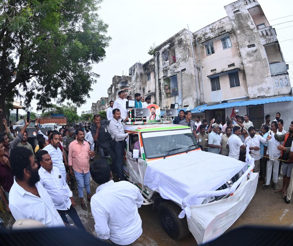 Cm Revanth Reddy Visit To Flood Hit Areas In Suryapet And Khammam 02 09 2024 (5)