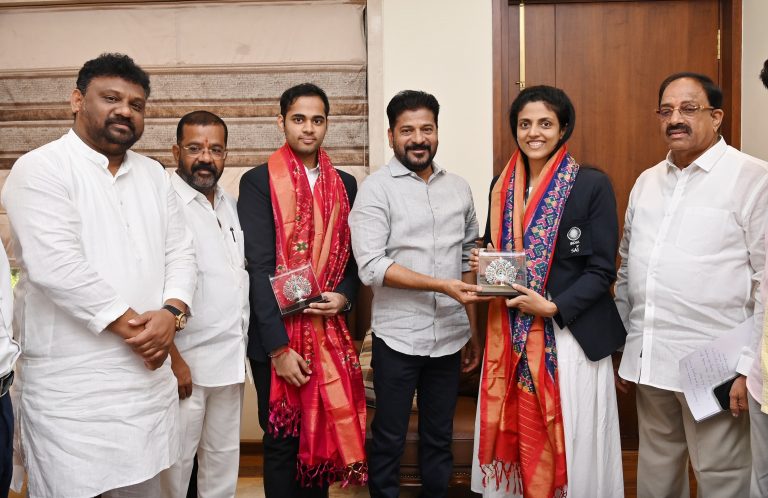 Telangana Players Who Won The Gold Medal In The Fide Chess Olympiad Met Cm Revanth Reddy 27 09 2024