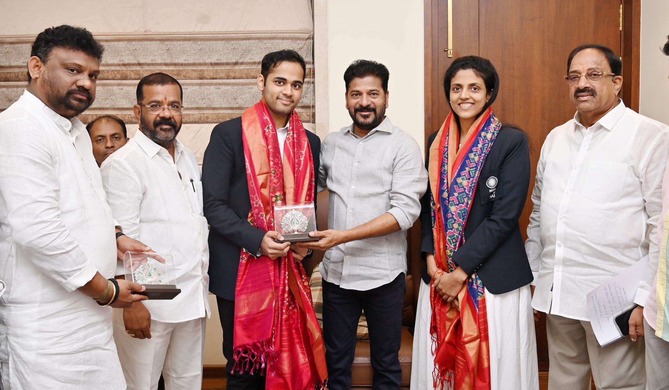 Telangana Players Who Won The Gold Medal In The Fide Chess Olympiad Met Cm Revanth Reddy 27 09 2024 01